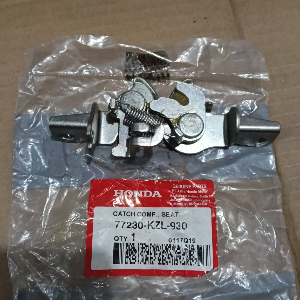 Pengait Jok Honda Spacy Karburator Engsel jok spacy Lawan kunci jok spacy 77230-kzl-930