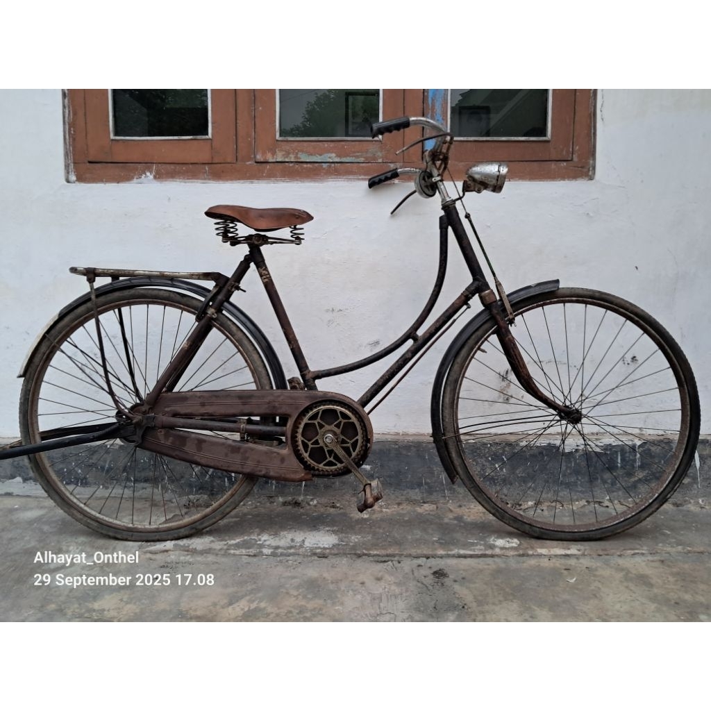 Sepeda Ontel Tua Antik Jadul