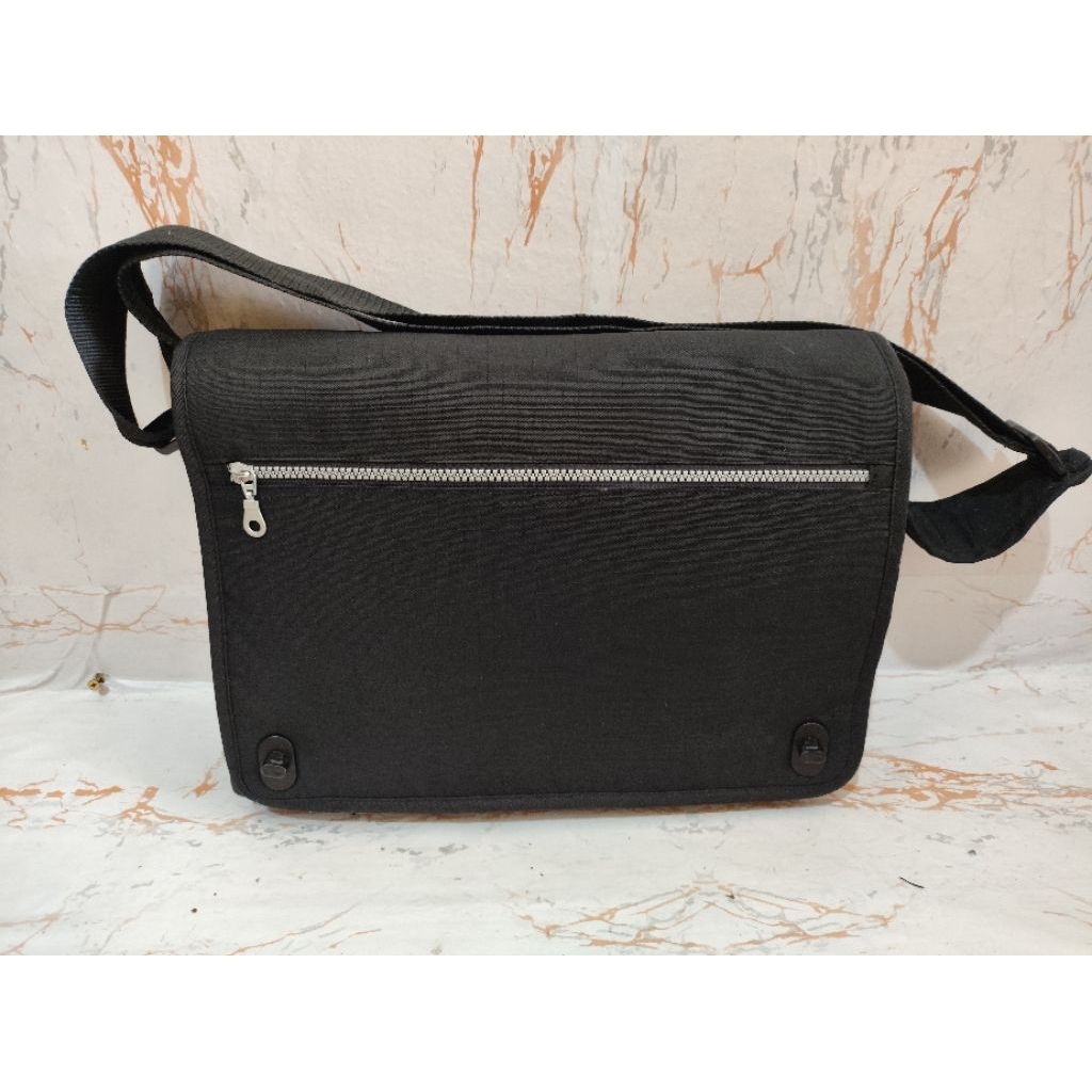 tas selempang ikea hitam