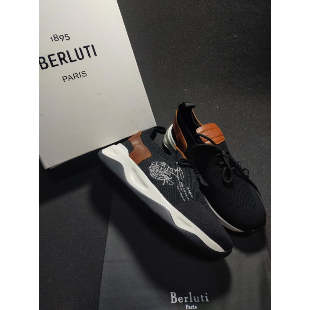 Sepatu sneaker berluti pria