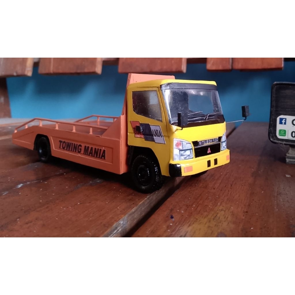 Miniatur truk Mitsubishi Towing