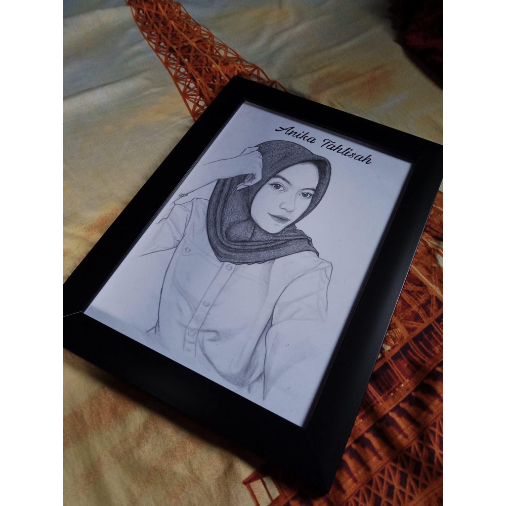 Lukisan Sketsa Wajah Pensil (Hitam Putih)