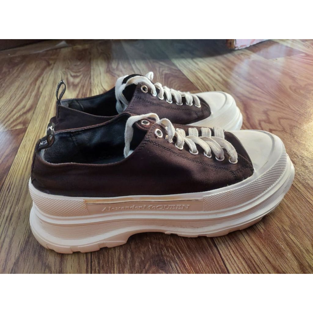 Sepatu sneakers Alexander McQueen