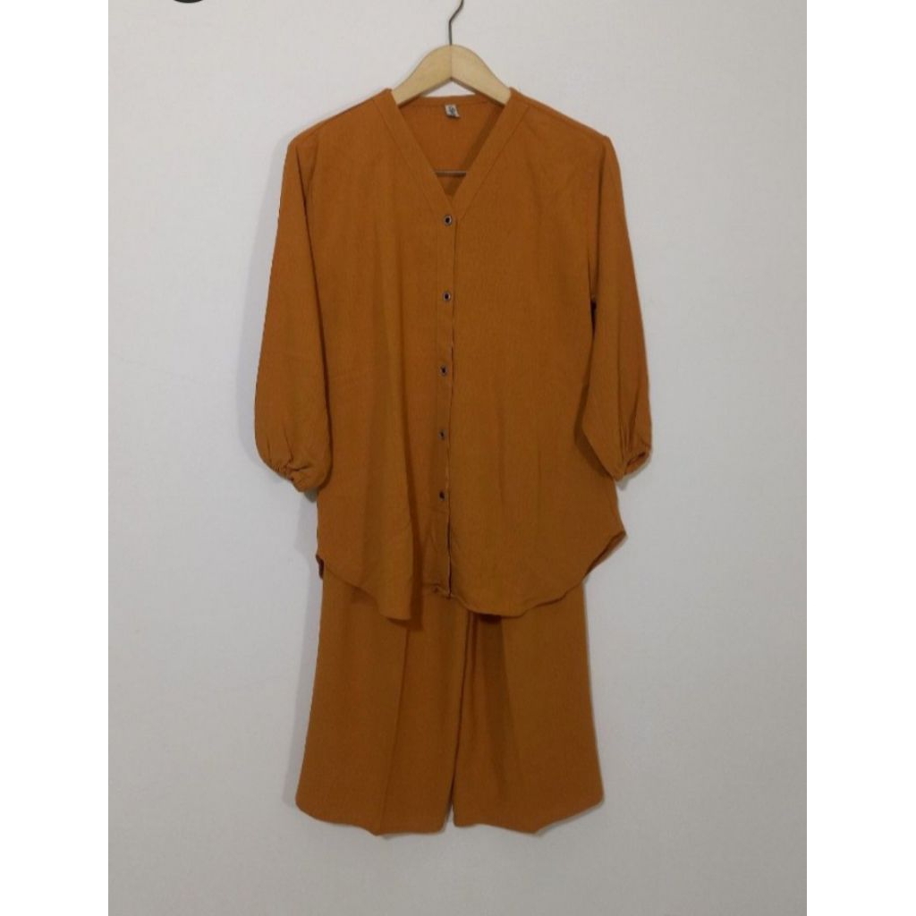 Setelan Baju dan Celana Kulot Wanita