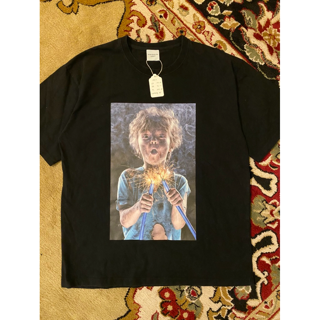 Kaos Acme De La Vie ADLV Hitam Gambar Anak Bermain Petasan