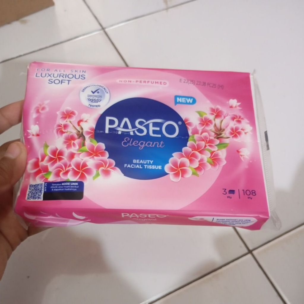 tisu Paseo yang kecil dan tisu Paseo yang besar