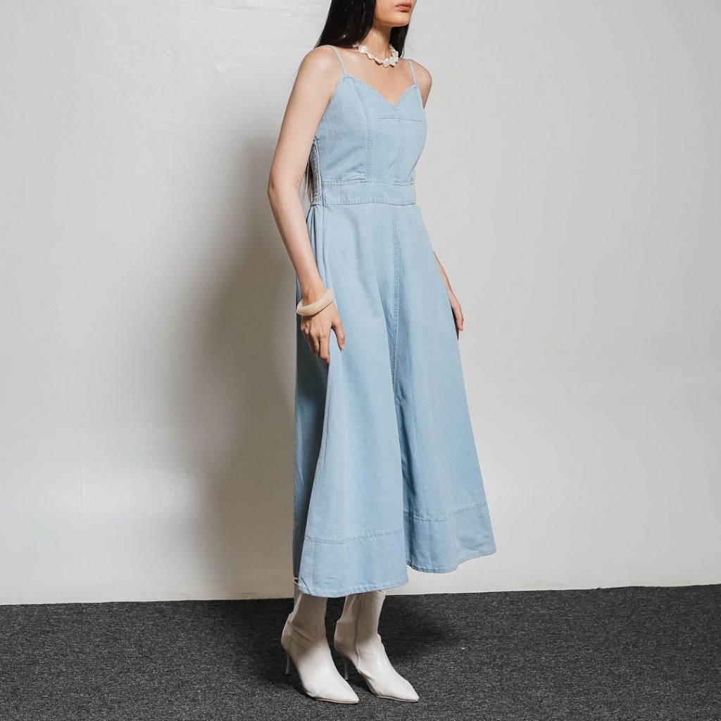 This Is April Gaun Maxi Jeans Wanita Tanpa Lengan Cassandra Dress Light Denim 70016400