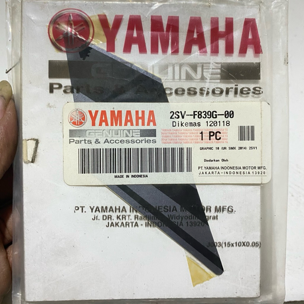 Striping stiker bagian sayap kanan Yamaha Xeon GT 125 2014 hitam original YGP 2SV-F839G-00