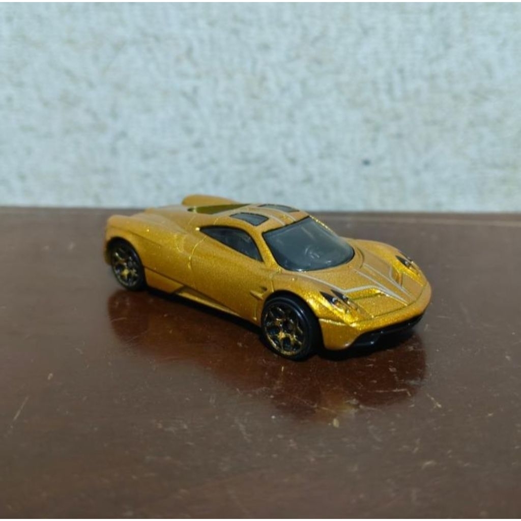 Diecast Hot Wheels/Hotwheels Pagani Huayra Gold Loose Skala 1:64