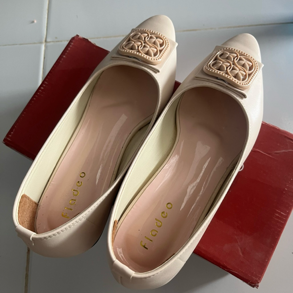 PRELOVED - Sepatu kerja FLADEO size 38 warna Cream