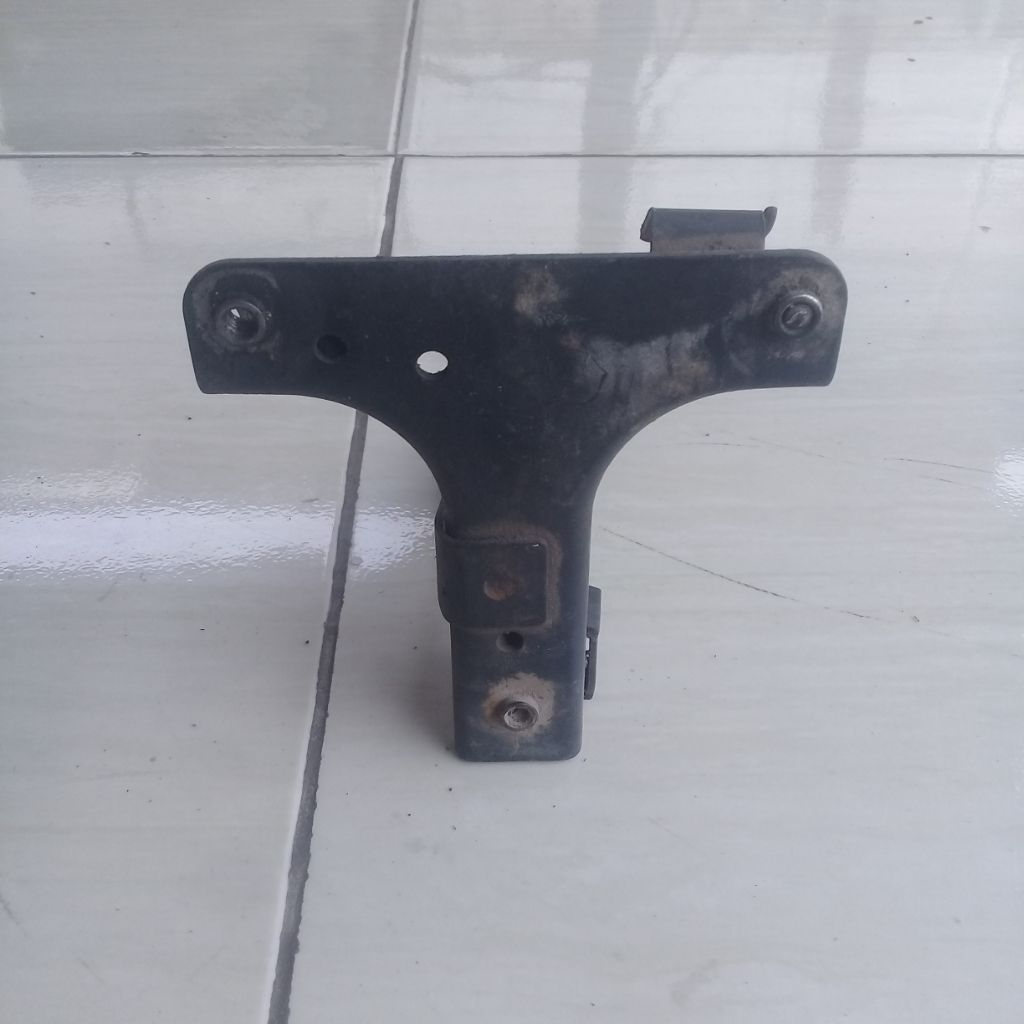 Dudukan Plat depan Motor suzuki Axelo Bekas