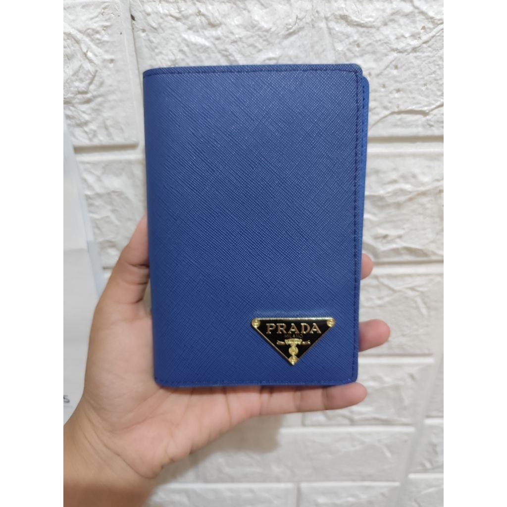 Dompet Paspor Merk Prada