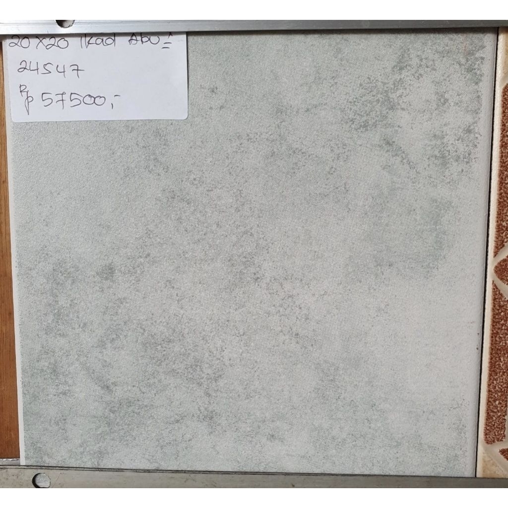 keramik lantai kamar mandi ruang cuci teras garasi rumah IKAD 20x20 24547 abu grey matt