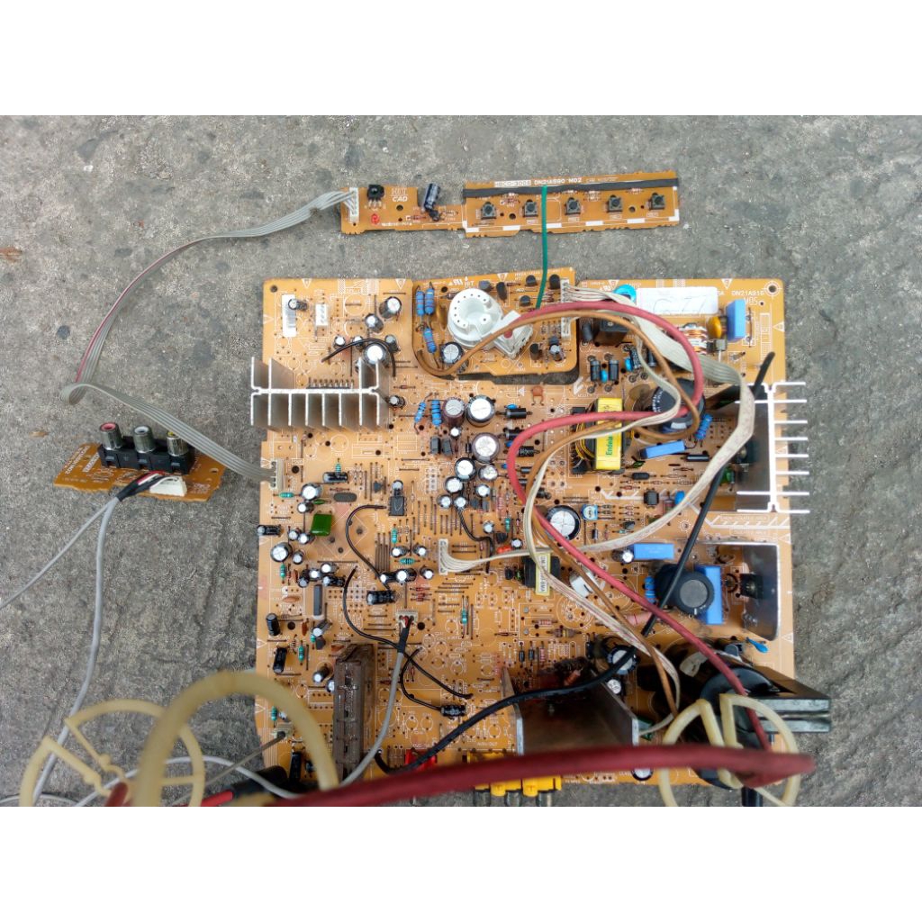 Mesin TV tabung slim 21inc merk Polytron, normal.