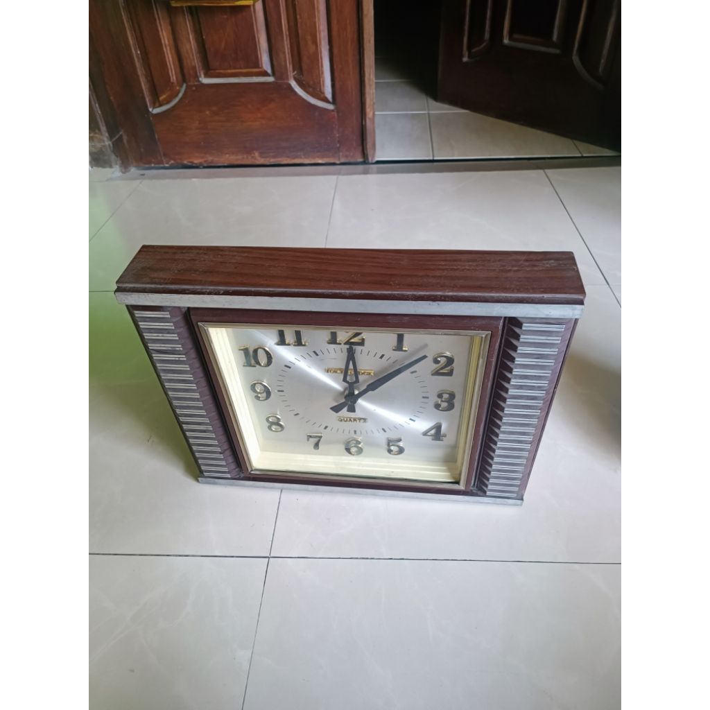 Jam Dinding Lawas TOKYOCLOCK Quartz Transistor Baterai Tanggung
