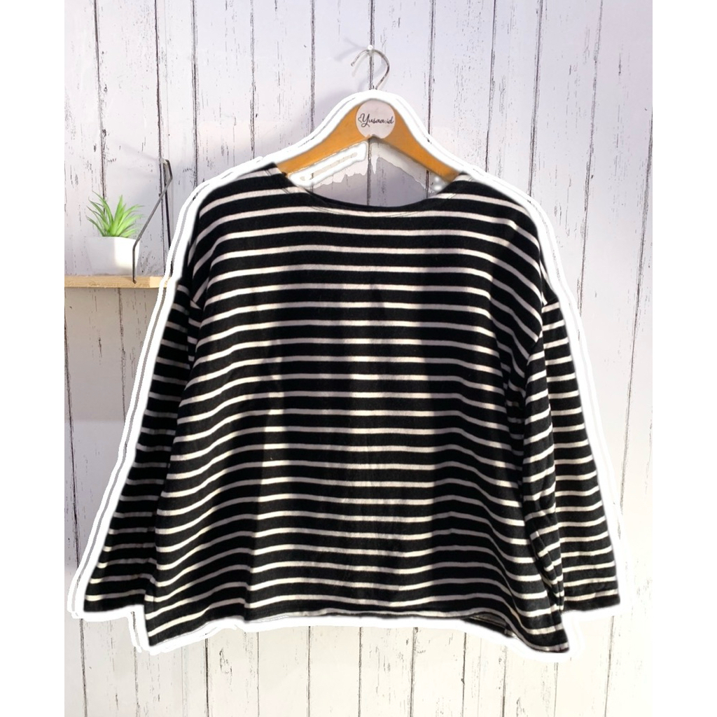 Sweater/Crewneck/Sweatshirt Salur Hitam List Putih (Preloved)