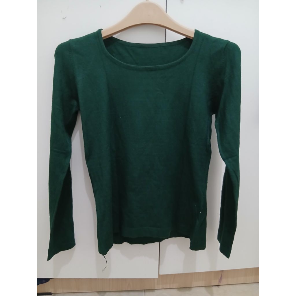 baju knit warna hijau sage