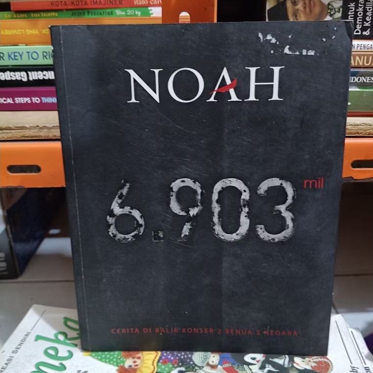 BUKU NOAH 6903 MIL CERITA DI BALIK KONSER 2 BENUA 5 NEGARA