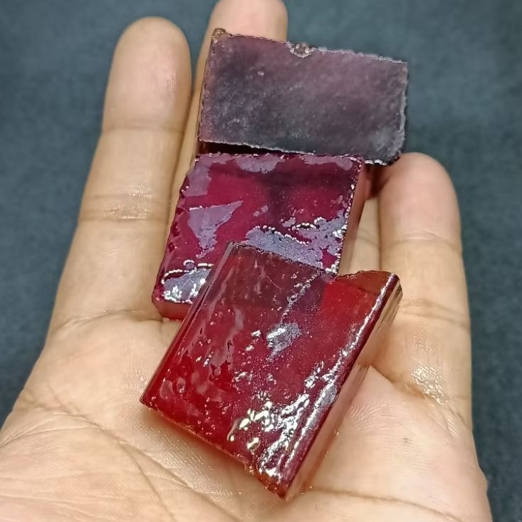 Kotakan Bahan Batu Merah Siam