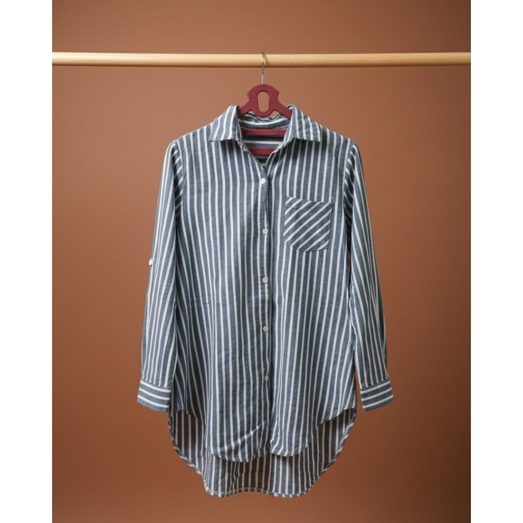 kemeja wanita lengan panjang motif salur putih dasar abu