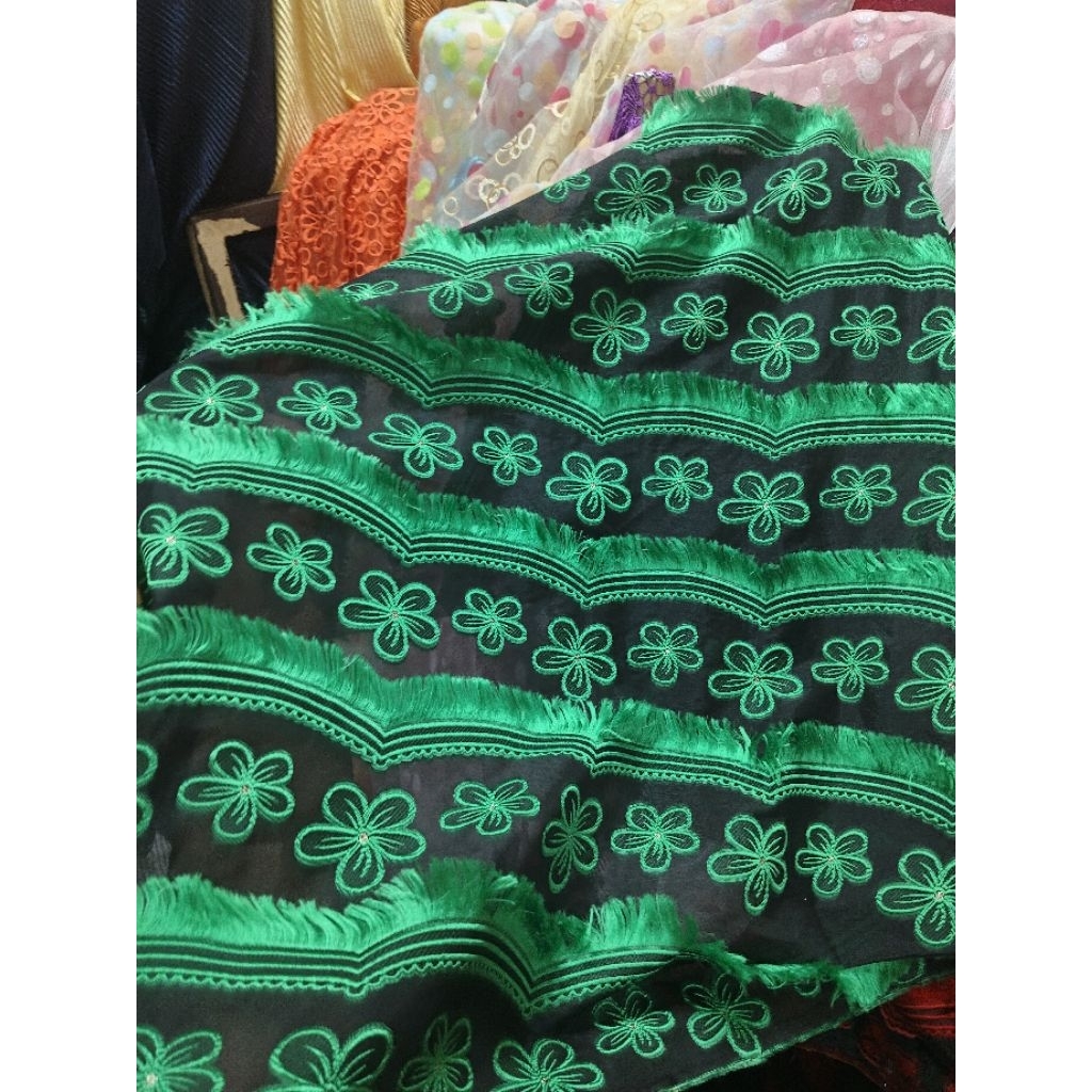 Organza motif bunga bulu 3D/ bahan kebaya terbaru motif bunga timbul  (harga per setengah meter)