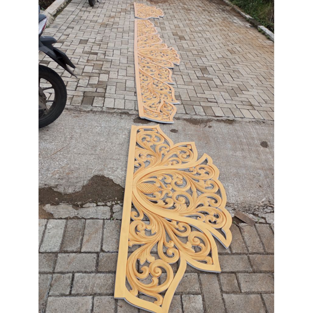 ukiran spon dekorasi mahkota