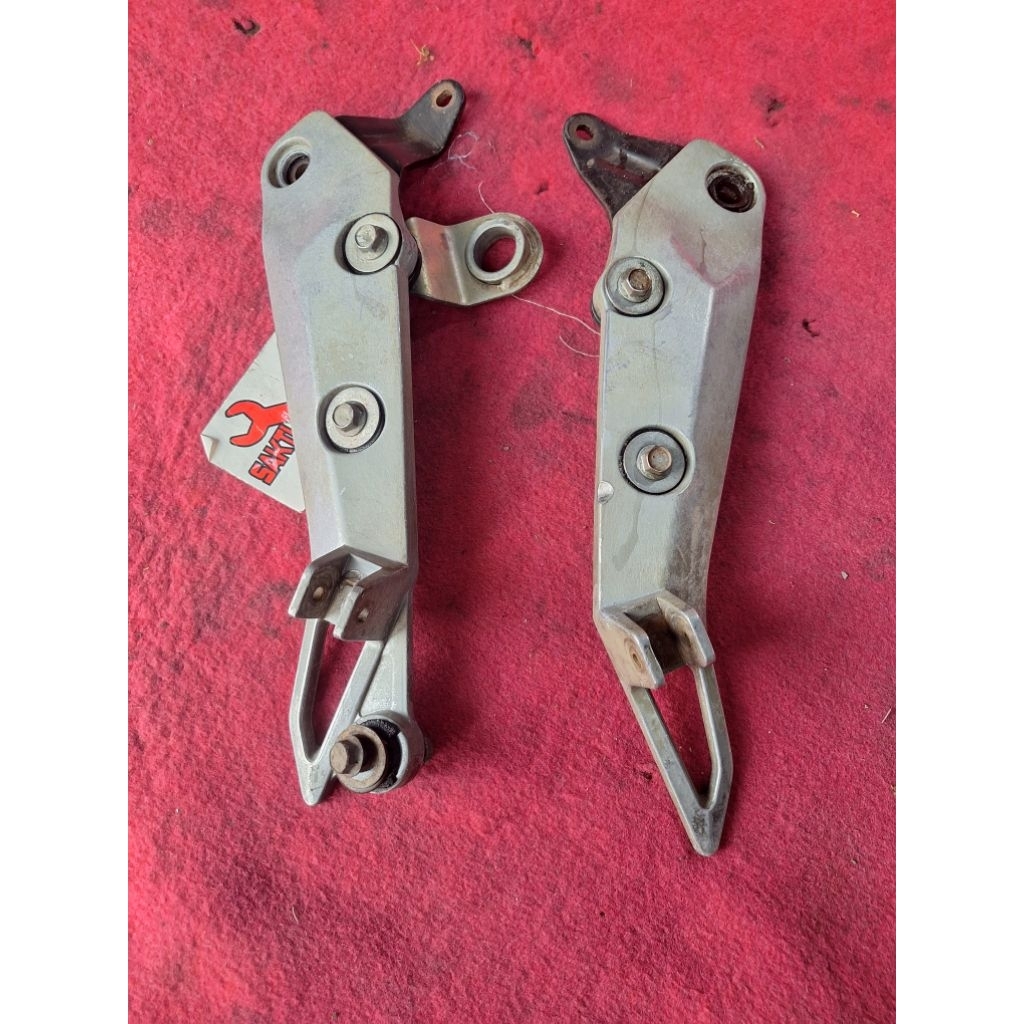 Dudukan footstep foot Step Belakang Suzuki Shogun 125 Shogun Sp Bekas Original