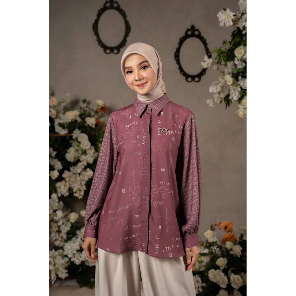 wearing klamby aksalia shirt Oker merah