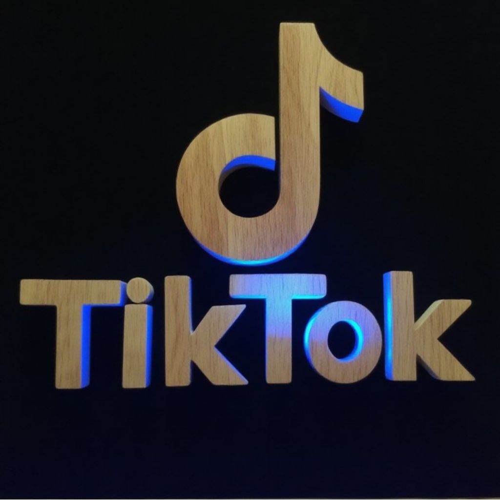 ukiran kayu logo tiktok