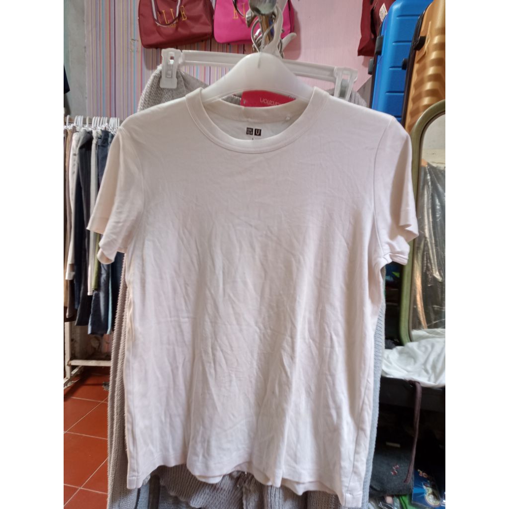 Kaos Putih Uniqlo