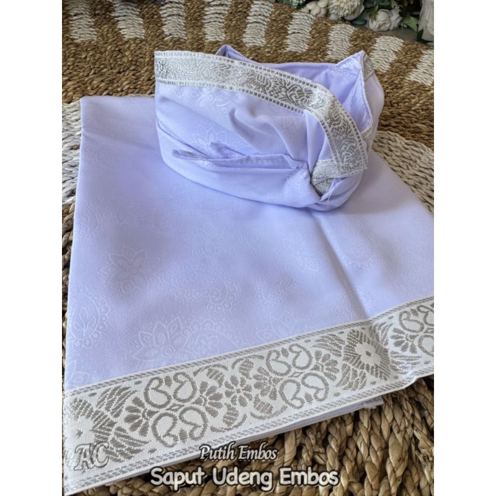 Set udeng dan Saput embos putih