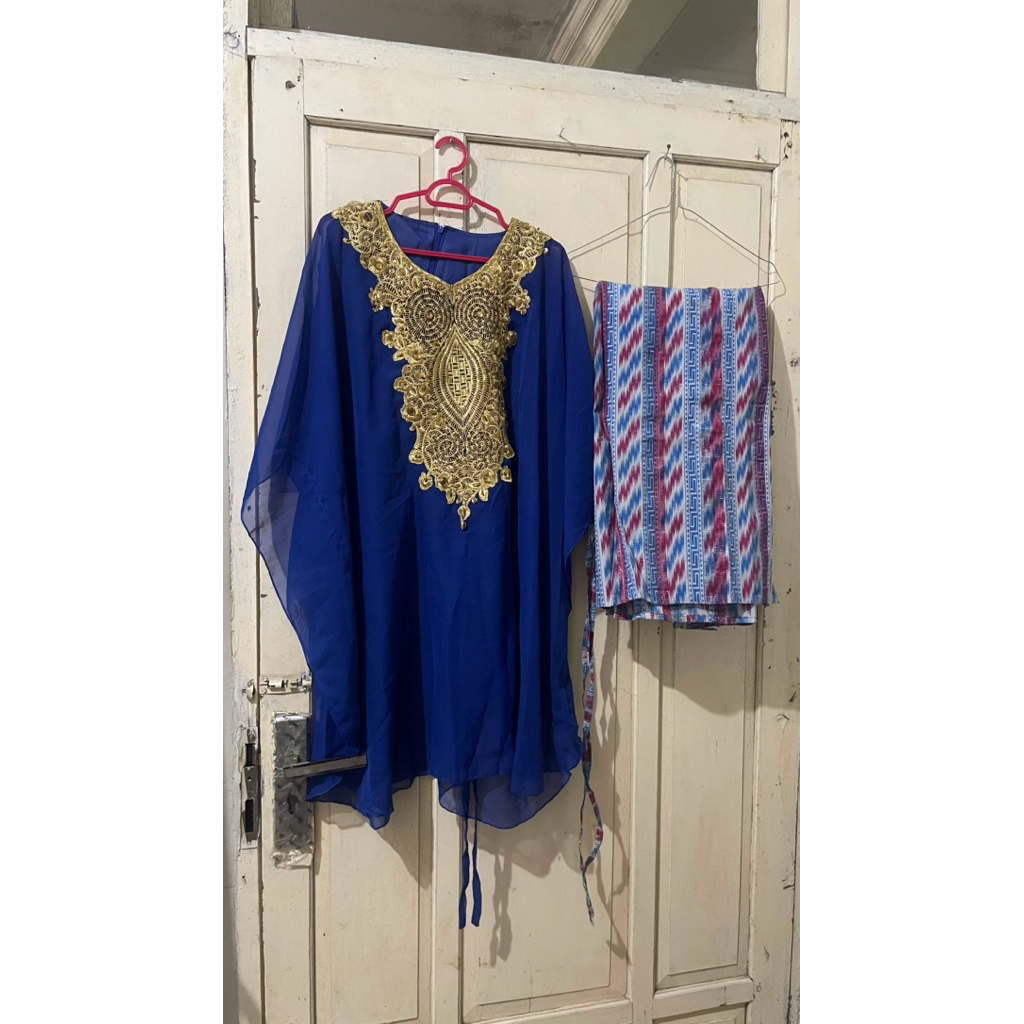 SETELAN KAFTAN BIRU ELEKTRIK & KAIN ETNIK PRELOVED