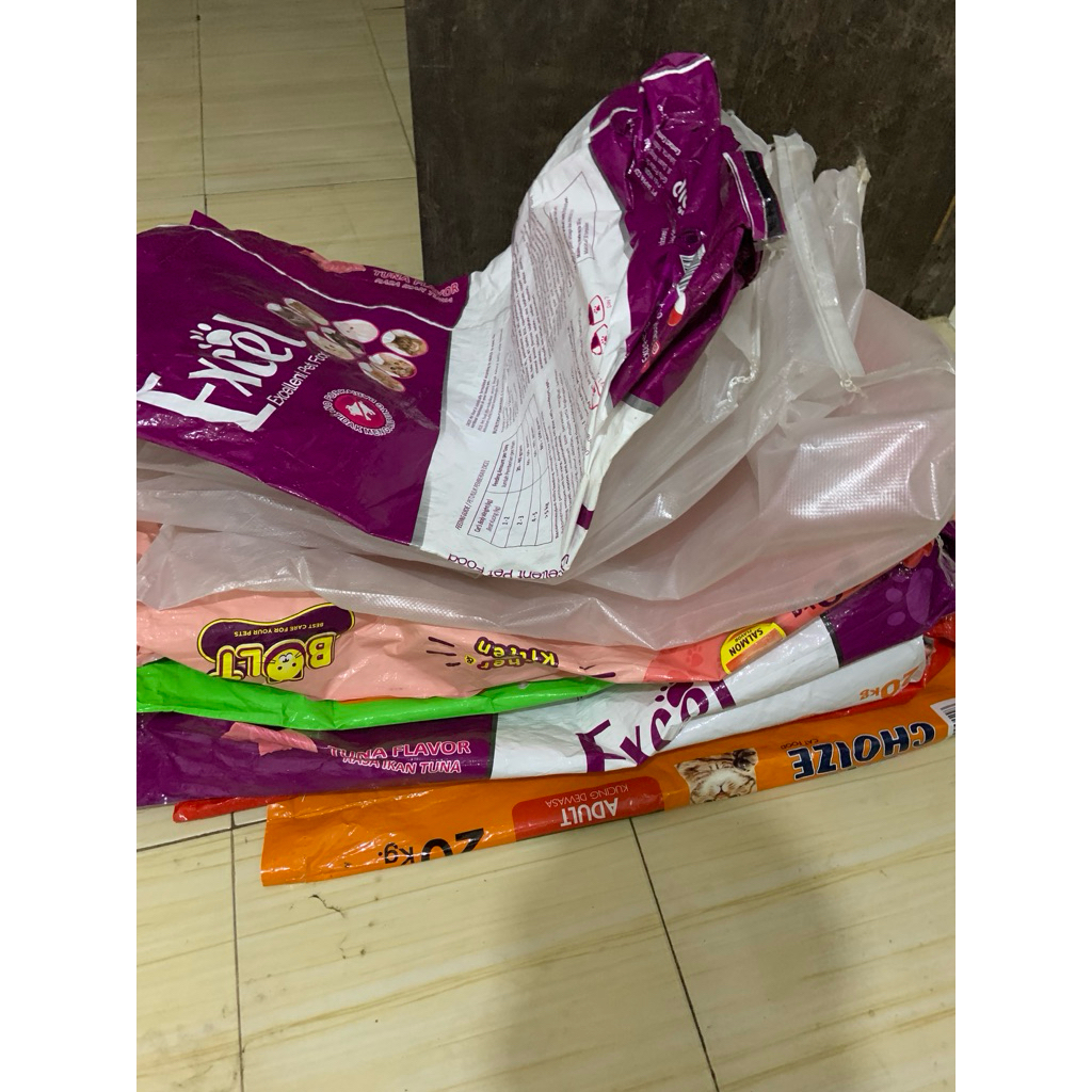 karung bekas pakan kucing