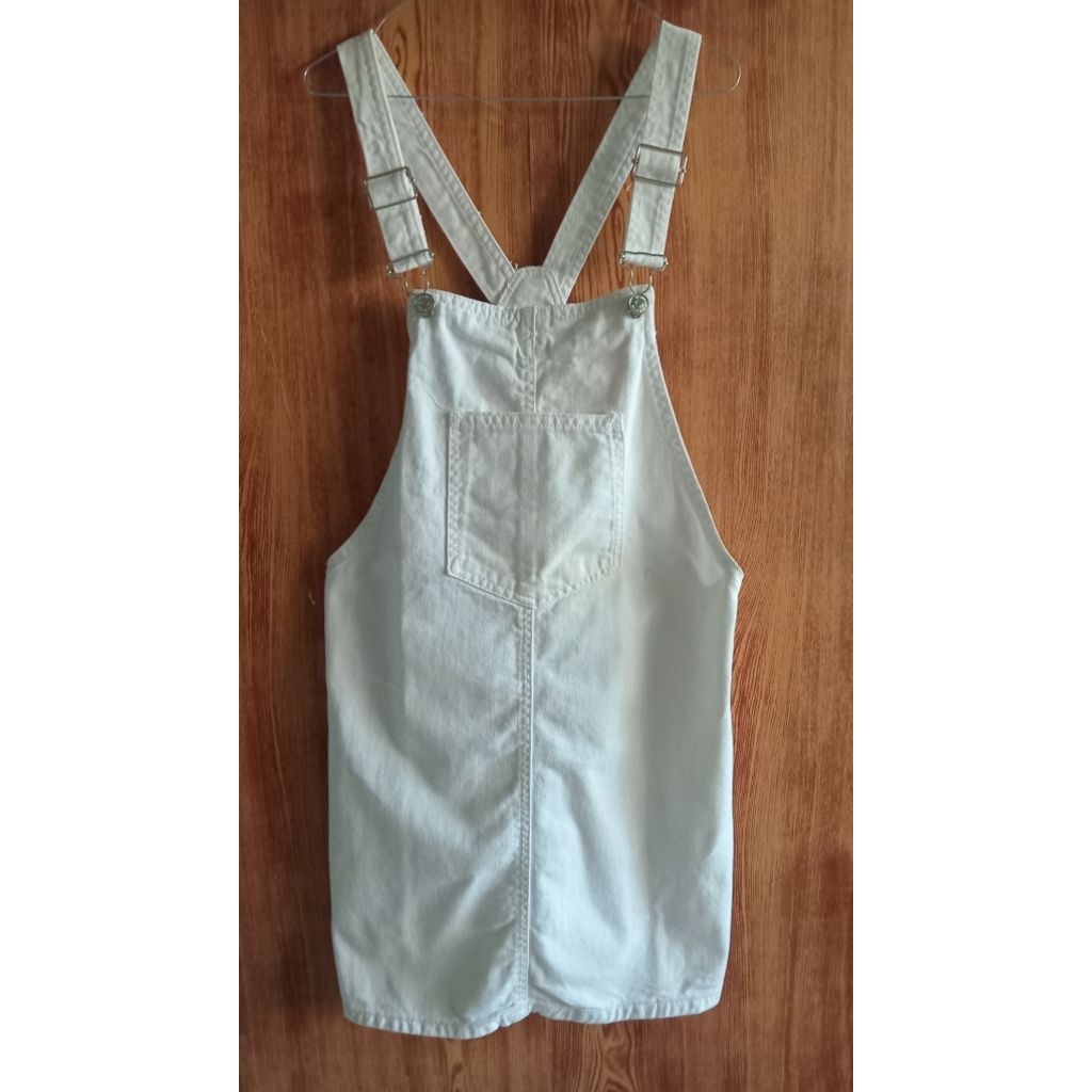 Preloved rok remaja dengan brittel Stradivarius, bahan jeans putih. Ada noda tipis kecil di depan.