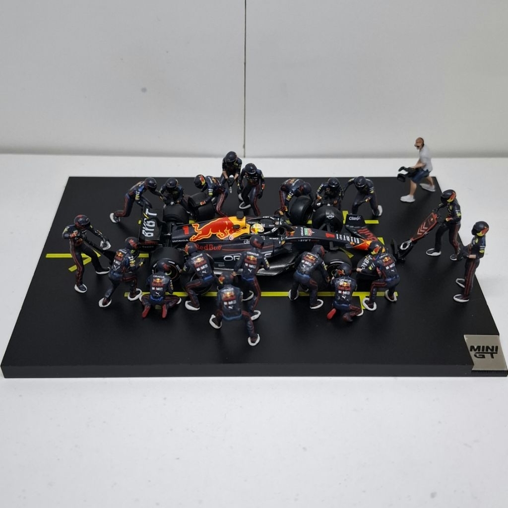 Mini GT RB18 Max Verstappen 2022 Abu Dhabi GP Pit Crew Set + Pitstop Base