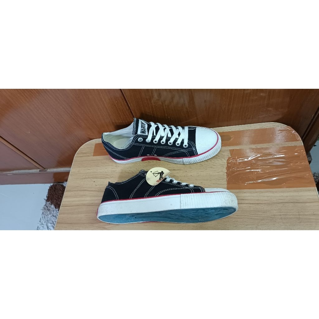 sepatu sneakers pria second warrior size 43
