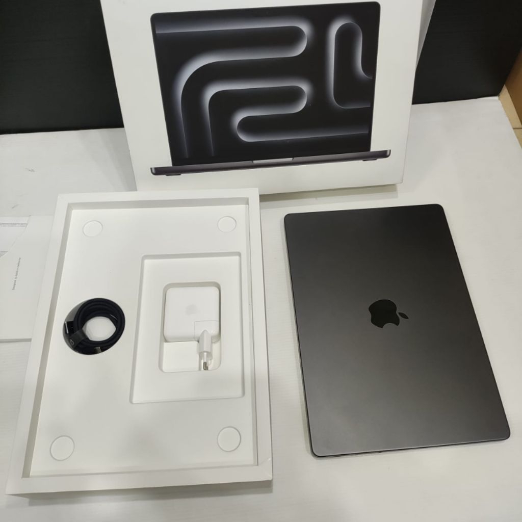 Apple MacBook Pro M4 14 inch 16GB 512GB Second iBox Mulus Like New Murah
