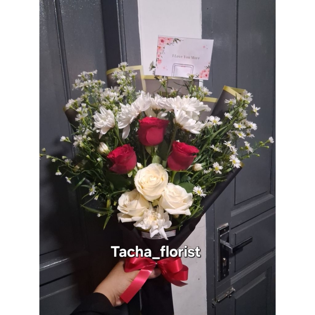 buket bunga mawar merah putih segar