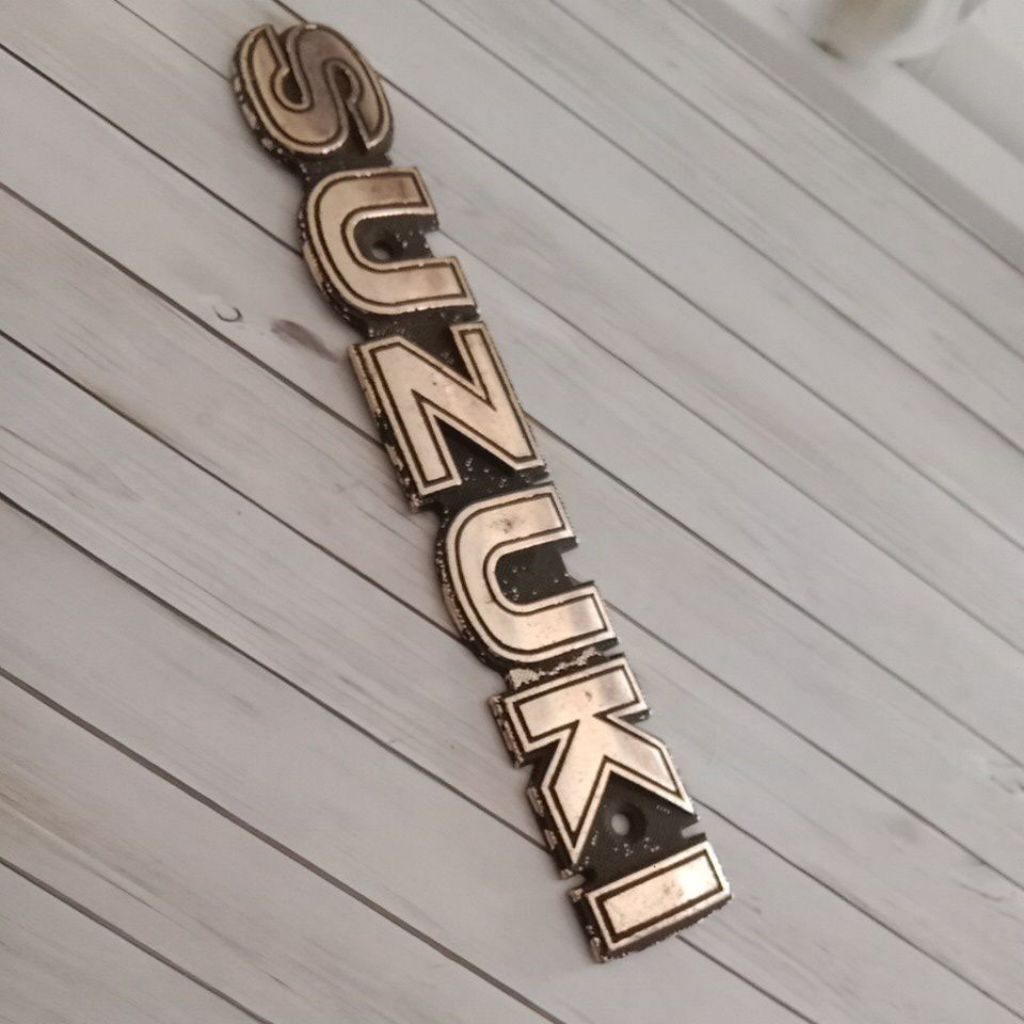 Emblem tangki Suzuki TRS