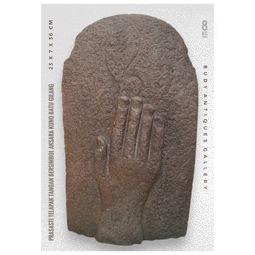 Prasasti Batu Gilang Telapak Tangan Beraksara Jawa Kuno