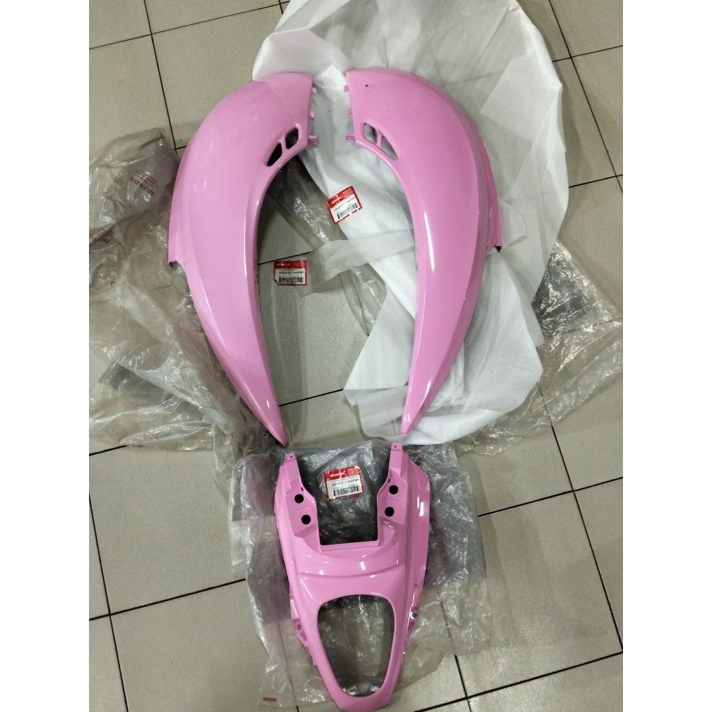 Cover body kanan dan kiri plus Cover RR Center untuk motor Scoopy carbu number part 83500KYT940PMP &