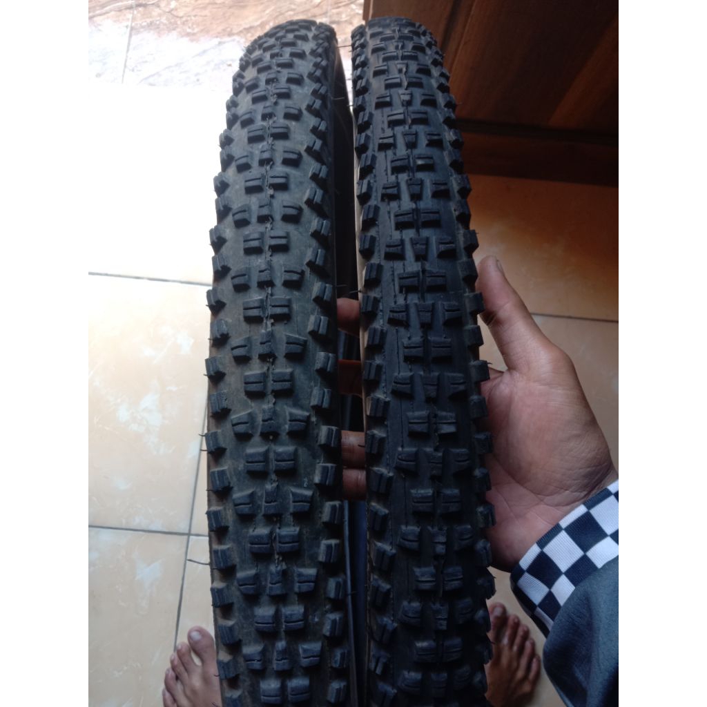 sepasang ban sepeda 29x225