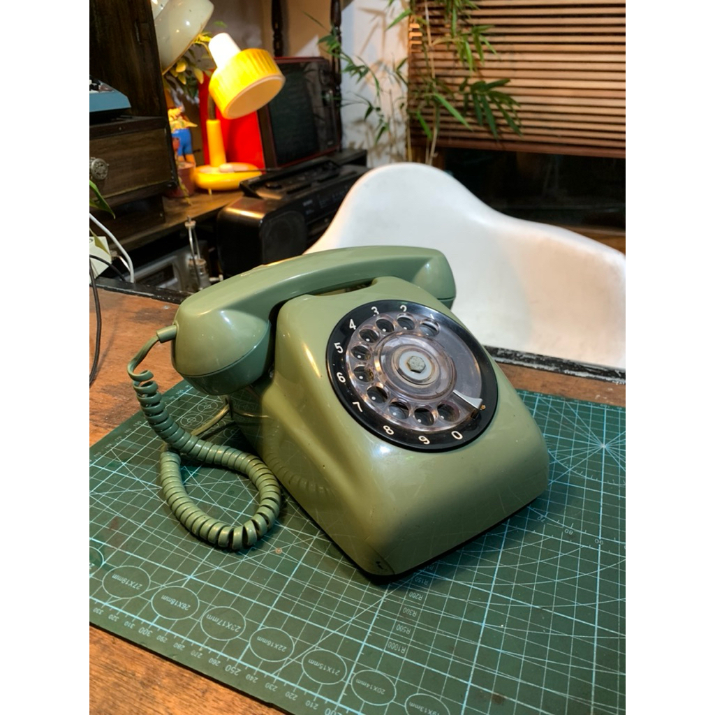 telepon putar antik vintage . mulus siap display