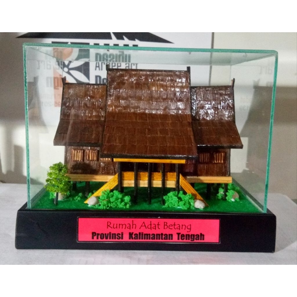 Miniatur Rumah Adat Betang-Kalimantan ( +kotak akrilik )