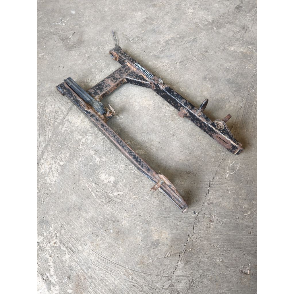 swing arm sasis capit udang lengan ayun Supra x 125 dd double disc cakram belakang Batman helm in Bl