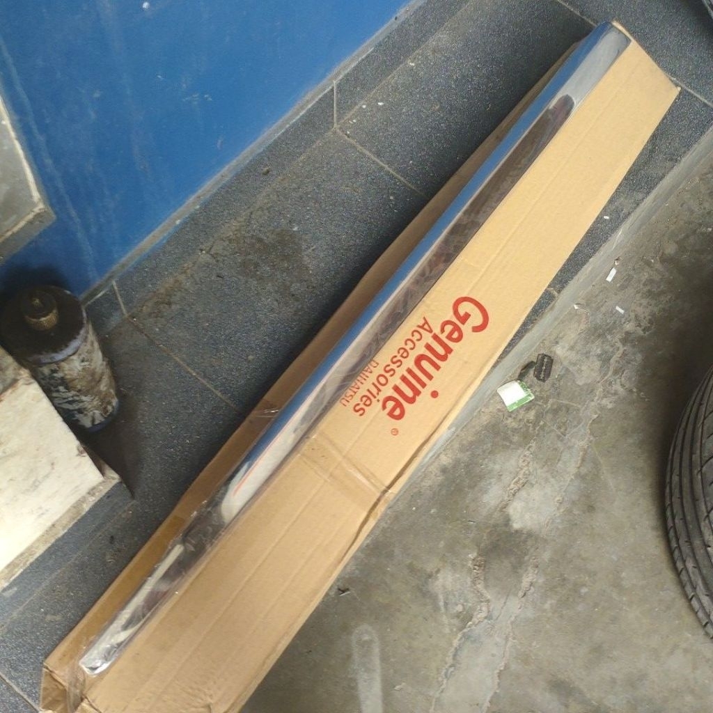 list molding pintu belakang kanan Luxio