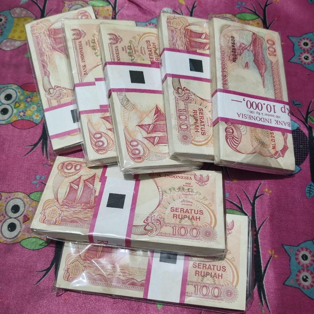 uang kertas 100 rupiah phinisi gepokan