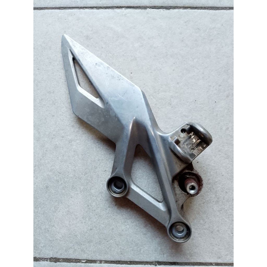 Holder Step Kiri CBR 150R - Dudukan Step CBR 150R Original