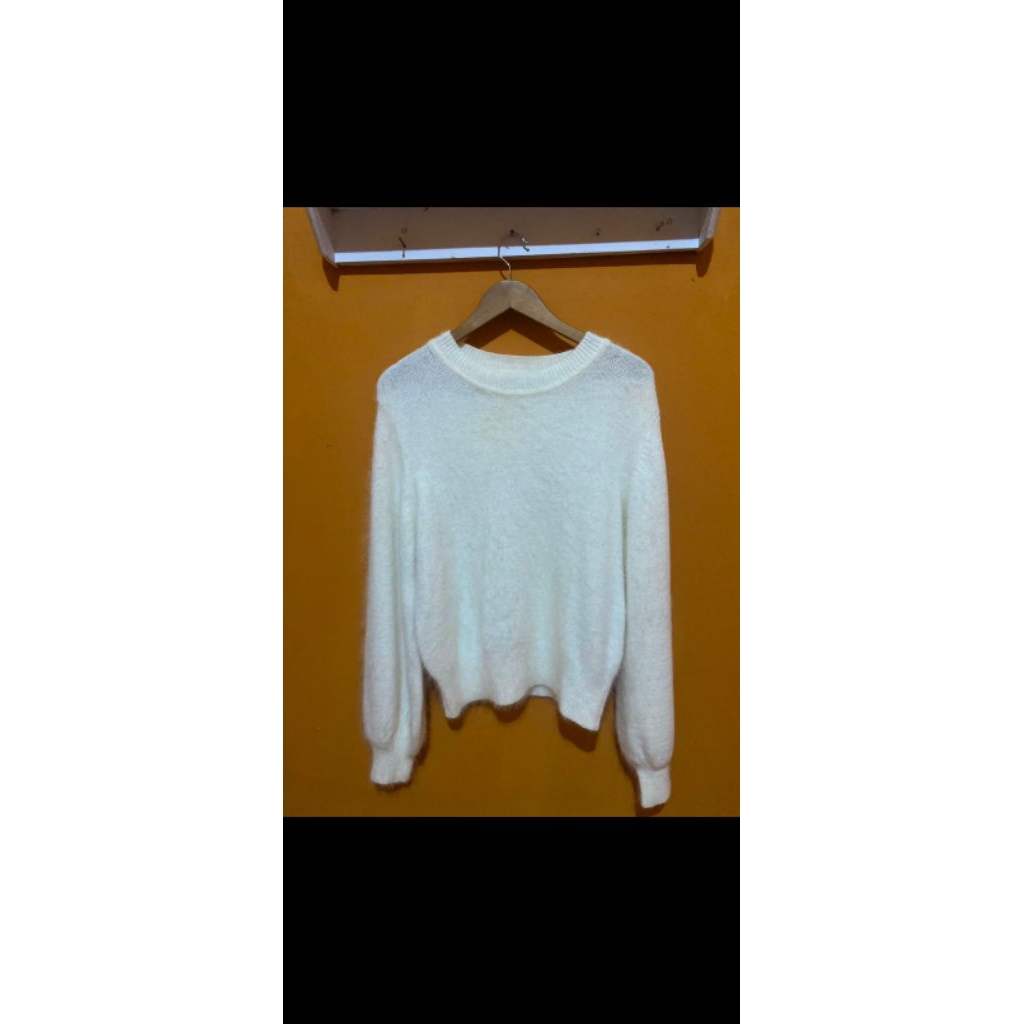 preloved sweater putih bulu-bulu