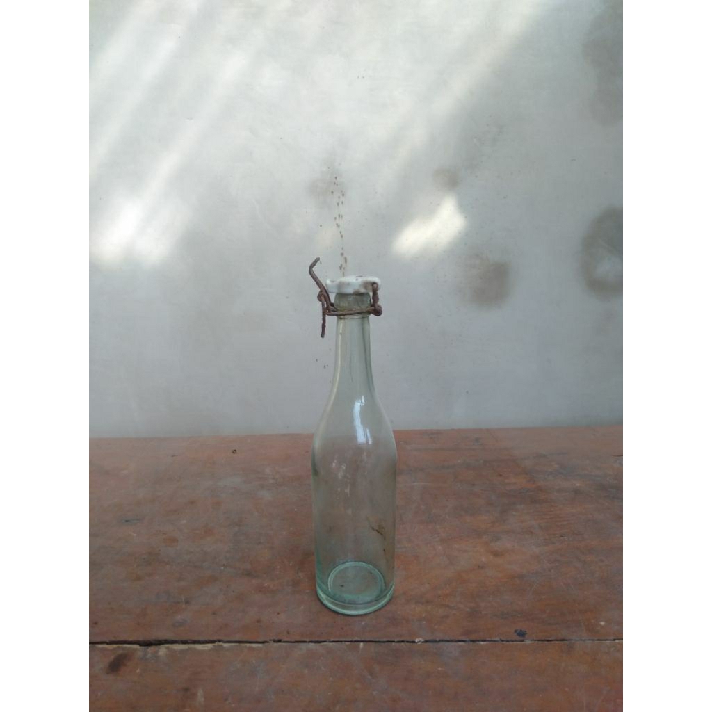 Botol kaca antik